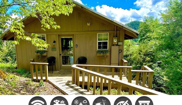Secluded Cabin with Hot-Tub and River Views in Tennessee