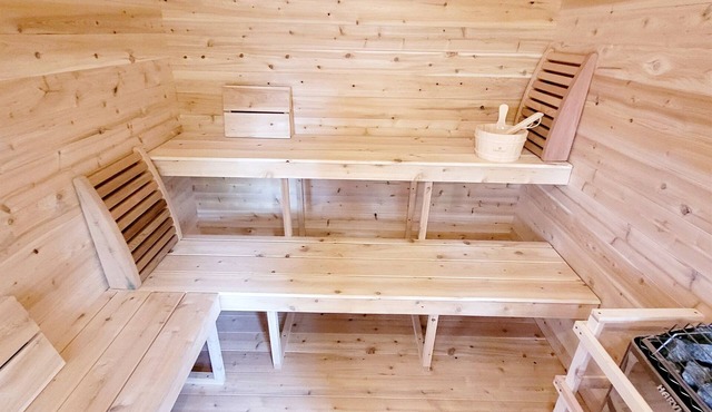 Secluded Getaway Access to 2 Lakes, Sauna, Game room in Birchwood