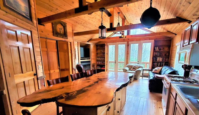 Secluded mountain cabin w. amazing views on 12 acres 3 miles to Blue Ridge Pkwy! in Spruce Pine