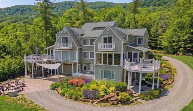 Secluded Retreat Endless Mtn Views, Rushing Stream