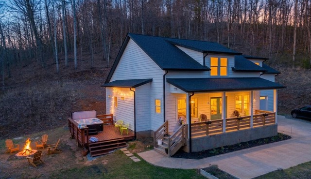 Serene Leicester Cabin 20 Min to AVL, Hot Tub, Fire Pit & Mountain Views
