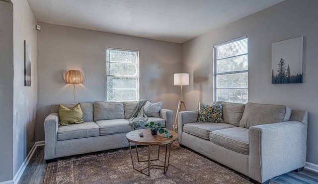 Serene Simplicity: Close to I-55 Graceland Airport in Memphis