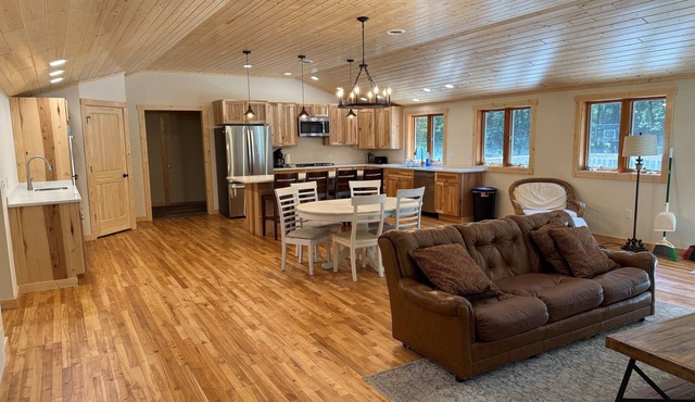 Shady Rest Cabin #12, Brand-New 4-Bedroom Lakeside Cottage in Rhinelander