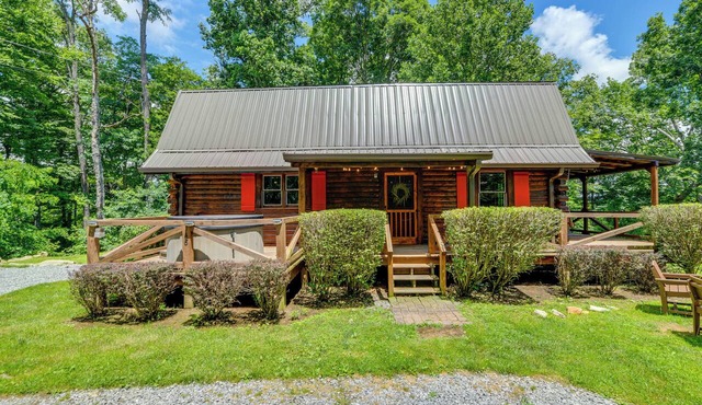 Sip, Soak & Unwind: Waynesville Cabin w/Hot Tub