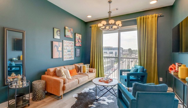 Skyline Rooftop · Designer 2BR · Walk to Main St