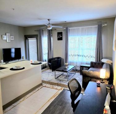 Skyline Serenity- Gym, Walk to Bars and Restaurants