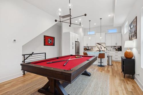 Sleek Multi-Level Stay Rooftop Views & Pool Table