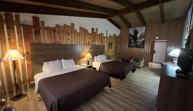 Smoky Falls Lodge