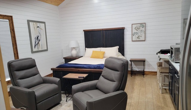Soothing creek cabin with 1 bedroom in charming Maynardville