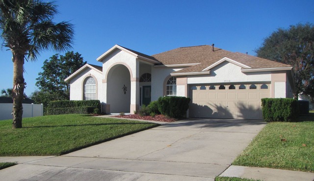 South Facing Pool with Dawn till Dusk sunshine even during the winter months in Clermont