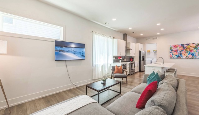 Spacious 4-bedroom house with WiFi, AC in charming Charlotte