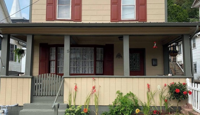 Spacious 4-bedroom house in adorable Richwood
