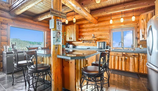 Spacious 4-bedroom log cabin In wonderful Belding with AC sleeps 12 adults in Belding