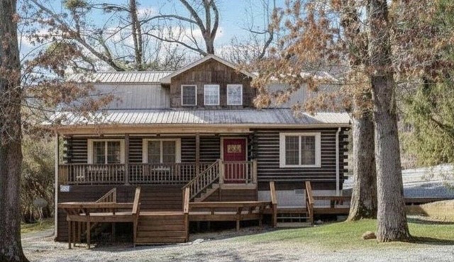 Spacious 5-bedroom log cabin located 1/2 mile from GTO Waterfront and boat ramp. in Scottsboro