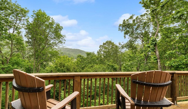 Spacious 5BR Sugar Mt Cabin w/Hot Tub & Views!