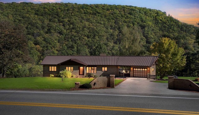 Spacious Adventure Lodge with Firepit Near Timberline Mountain, West Virginia