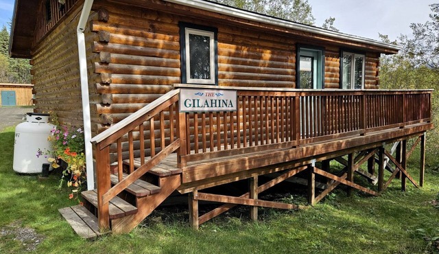 Spacious Alaskan-Style Log Cabin, the Perfect Base for Outdoor Adventures in McCarthy, Alaska in McCarthy