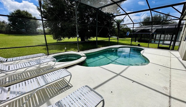 Spacious and accommodating, with private pool, and easy access to Disney! in Davenport