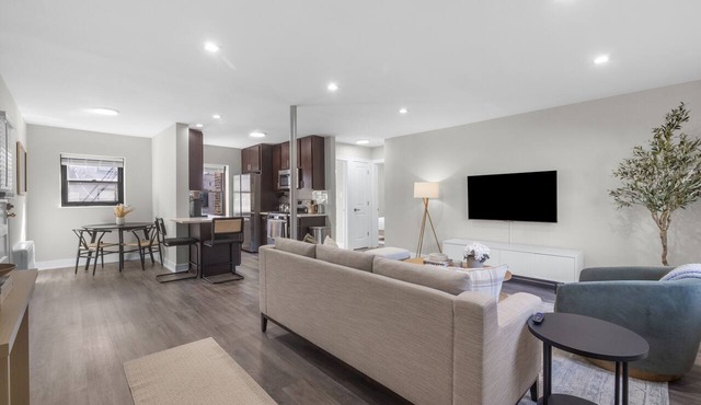 Spacious and Newly Renovated 1BR Next to the Beach in Evanston