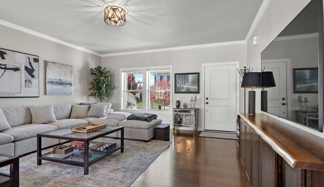Spacious beautifully decorated home in Lansing