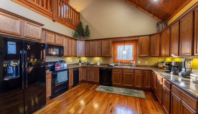 Spacious Cabin w/Hot Tub~2 King beds, fire pit