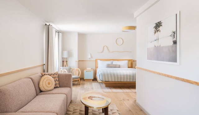 Spacious Charleston Studio | King Bed + Lounge