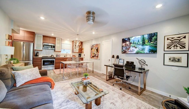 Spacious condo with easy access to Uptown in Charlotte