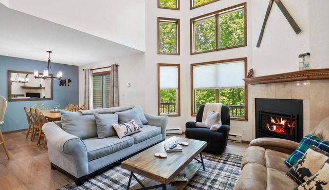 Spacious end unit townhome w/gas fireplace, deck & grill- minutes to ski lifts in North Creek