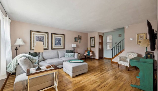 Spacious Family Retreat | Backyard & Free Parking
