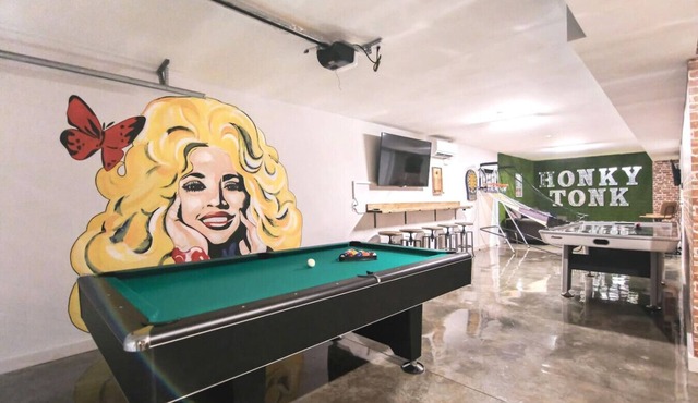 Spacious Honky-tonk home near East Nashville with rooftop and game room