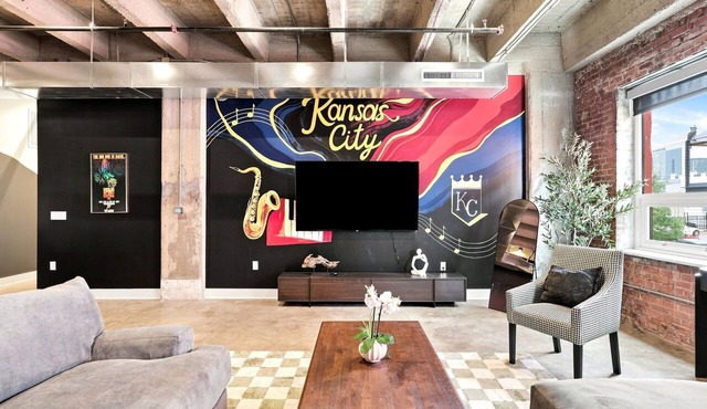 Spacious KC Loft | 3BR + Rooftop, Bar & Spa in Kansas City