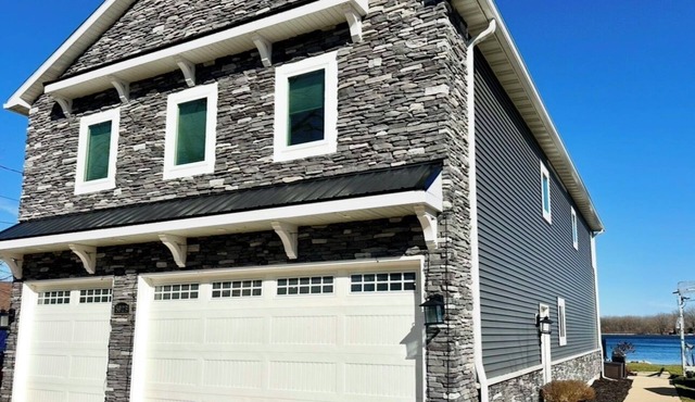 Spacious Lake Lansing Home 6-bedrooms 4.5 bathrooms. in Haslett