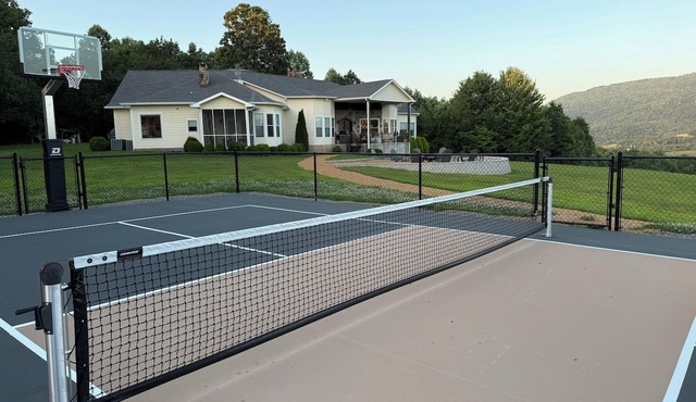 Spacious Mountain Home: Pickleball, King Beds, Lg Kitchen, Arcade,Hiking, Remote