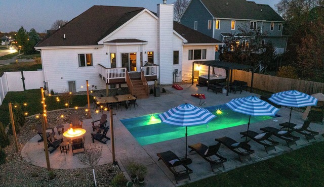 Spacious Resort w/Pool/Hot tub/Firepit/Ardade/BBQ/Walk to mall and restaurants in West Des Moines