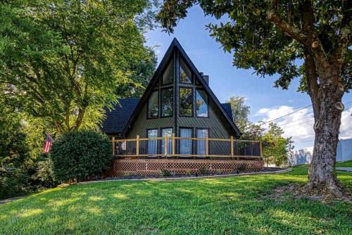 Spacious Smoky Mountain Cabin with RV Parking, Hot Tub & Game Room near Soaky Mountain Water Park in Sevierville, TN