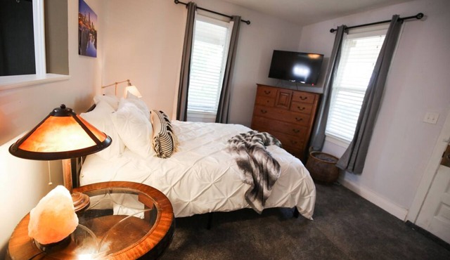 Spacious Victorian 3BR Long Stays by Lux Life in Minneapolis