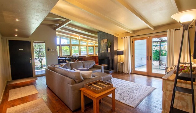 Sparkling Clean single story Mid Century Modern Home in Ferry Street Bridge Area in Eugene