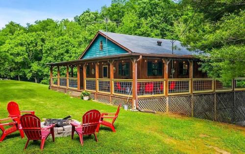 Spirit Bear Private Smoky Mountain Cabin on 4 Acres with Hot Tub