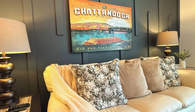 Spotless Luxury Retreat. Walk to Food & Fun. King Bed. Free Parking in Chattanooga