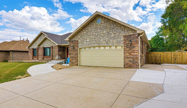 Springfield Apt w/Home Theater & Pool Table! in Springfield