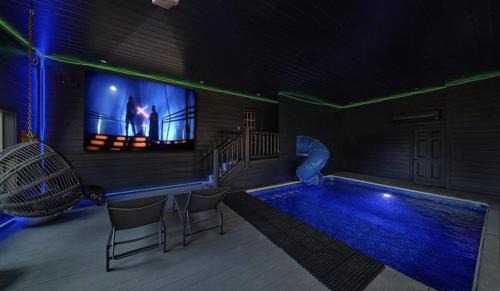 Star-a-Lago - 11-Bedroom Smoky Mountain Cabin with Pool, Hot Tubs, Theater, and Game Room in Sevierville