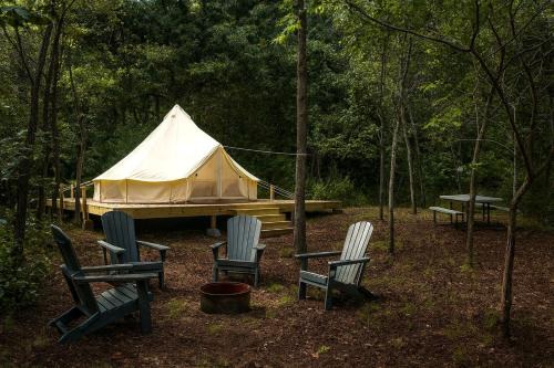 Starlit Glamping Bell Tent Sanctuary Near Sinking Creek, Missouri in Bunker