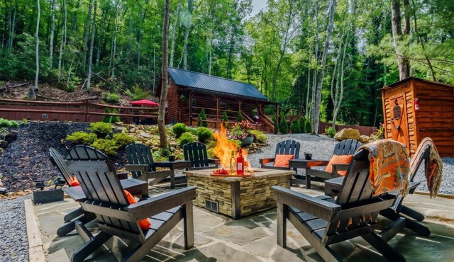 Starry Nights Luxury Cabin w Hot Tub Pet Friendly in Elizabethton