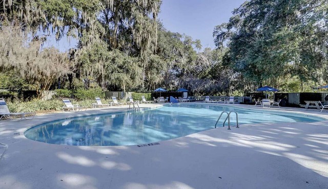 Stay the Near Beach | Pool, Bikes + Full Kitchen
