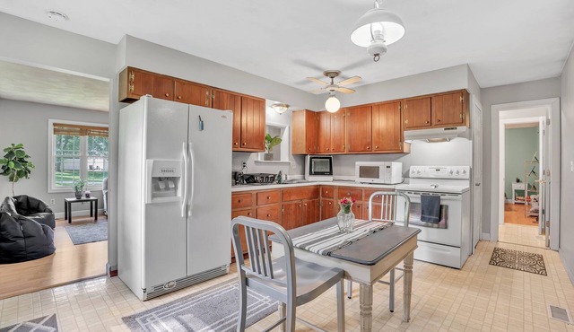 Stay with Jeff. 3-bedroom house or rent the entire home, by doubling the rate. in Bloomington