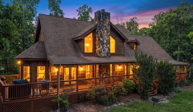 Stunning 5 Acre Lake Cabin, Community Pool - Easy Drive