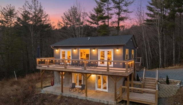 Stunning Mountain Views, Deck, Fire Pit & Hammock