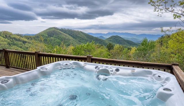 Stunning Views and Hot Tub, at Beary Cozy Cabin