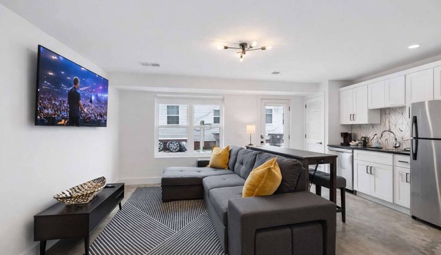 Stylish and modern luxe unit near Broadway Nash!