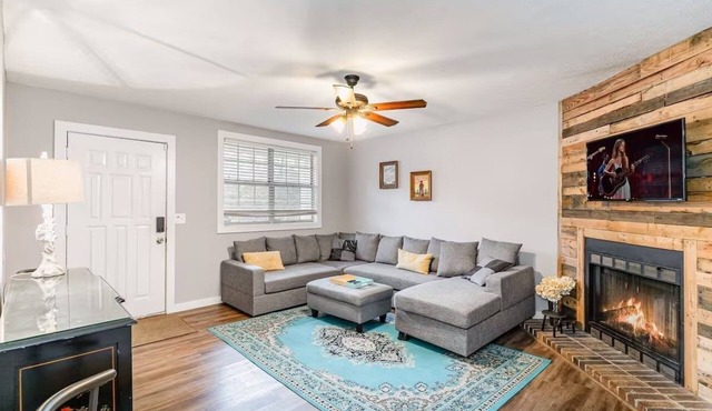 Stylish Twin Condos Near Downtown/Airport